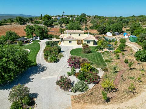 Boliqueime Moradia de Campo com 4+1 Quartos com18.350 m² de Terreno para Venda