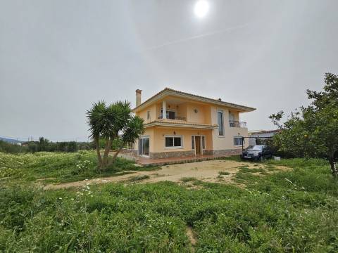 Moradia com 3+1 quartos e amplo terreno perto de Faro