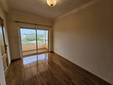 Moradia com 3+1 quartos e amplo terreno perto de Faro