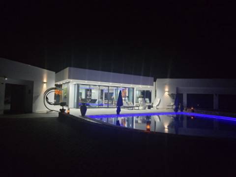 EXCLUSIVIDADE 
Magnifica propriedade contemporânea de 4 quarto com anexo.