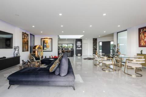 EXCLUSIVIDADE 
Magnifica propriedade contemporânea de 4 quarto com anexo.