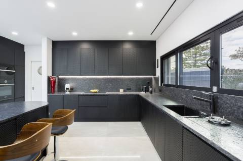 EXCLUSIVIDADE 
Magnifica propriedade contemporânea de 4 quarto com anexo.