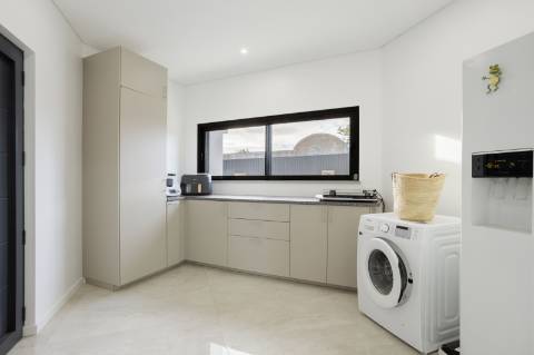 EXCLUSIVIDADE 
Magnifica propriedade contemporânea de 4 quarto com anexo.