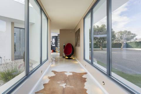 EXCLUSIVIDADE 
Magnifica propriedade contemporânea de 4 quarto com anexo.