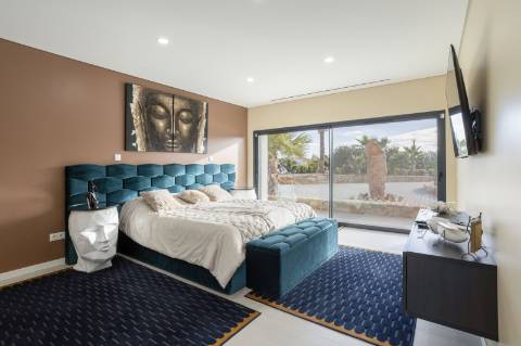EXCLUSIVIDADE 
Magnifica propriedade contemporânea de 4 quarto com anexo.