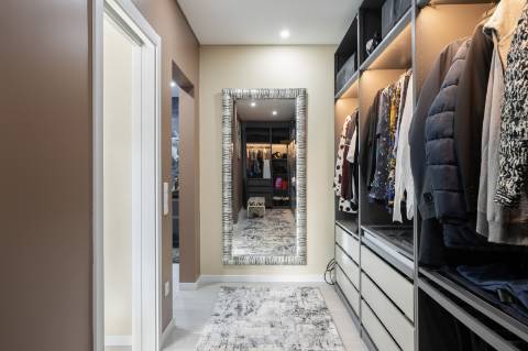 EXCLUSIVIDADE 
Magnifica propriedade contemporânea de 4 quarto com anexo.