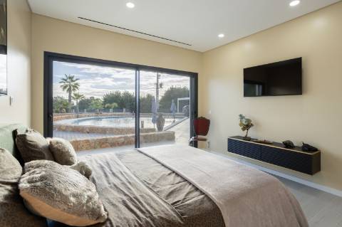 EXCLUSIVIDADE 
Magnifica propriedade contemporânea de 4 quarto com anexo.