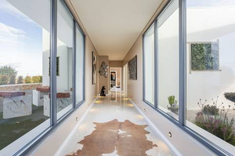 EXCLUSIVIDADE 
Magnifica propriedade contemporânea de 4 quarto com anexo.