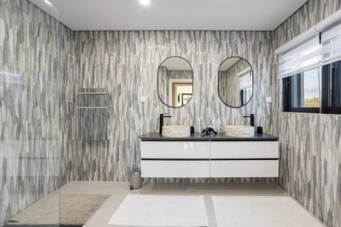 EXCLUSIVIDADE 
Magnifica propriedade contemporânea de 4 quarto com anexo.