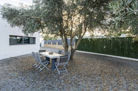 EXCLUSIVIDADE 
Magnifica propriedade contemporânea de 4 quarto com anexo.