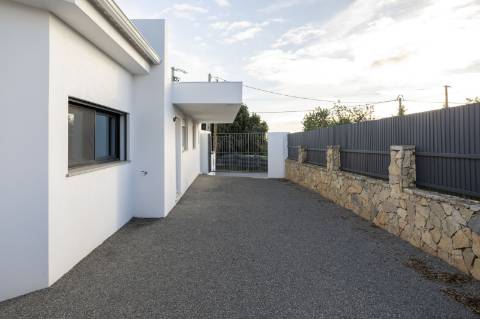 EXCLUSIVIDADE 
Magnifica propriedade contemporânea de 4 quarto com anexo.