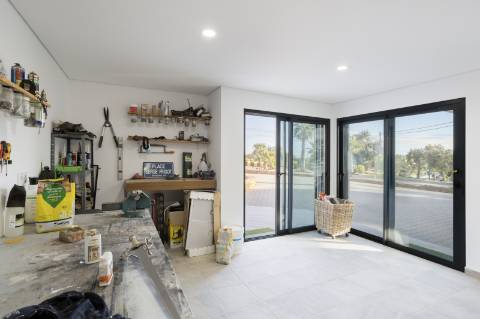 EXCLUSIVIDADE 
Magnifica propriedade contemporânea de 4 quarto com anexo.