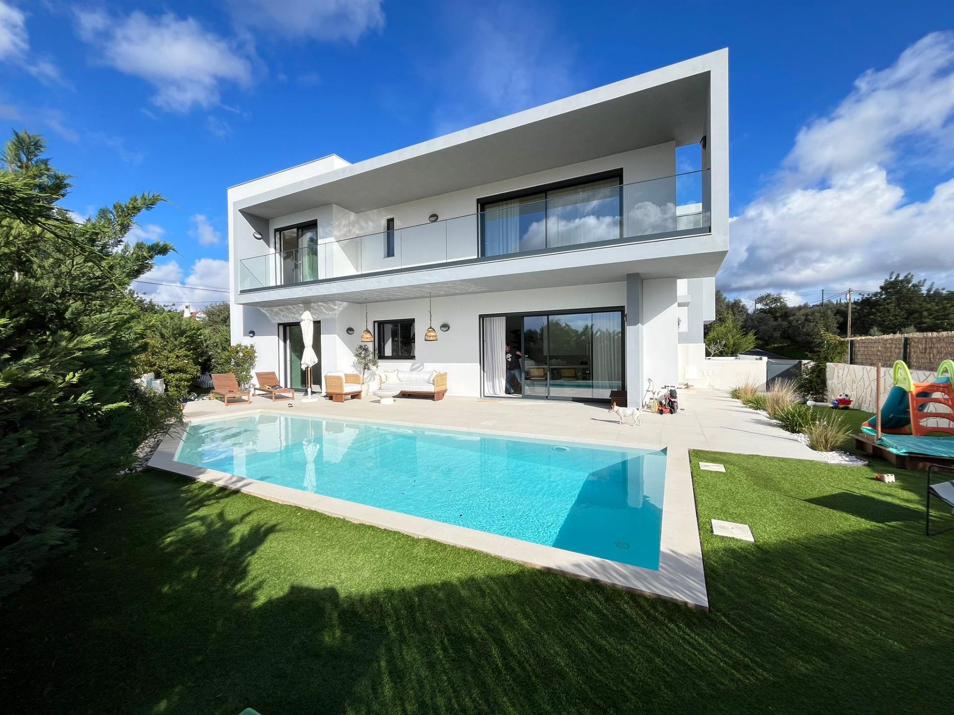 Moradia V4 com piscina e garagem perto Santa Barbara de Nexe