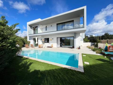 Moradia V4 com piscina e garagem perto Santa Barbara de Nexe