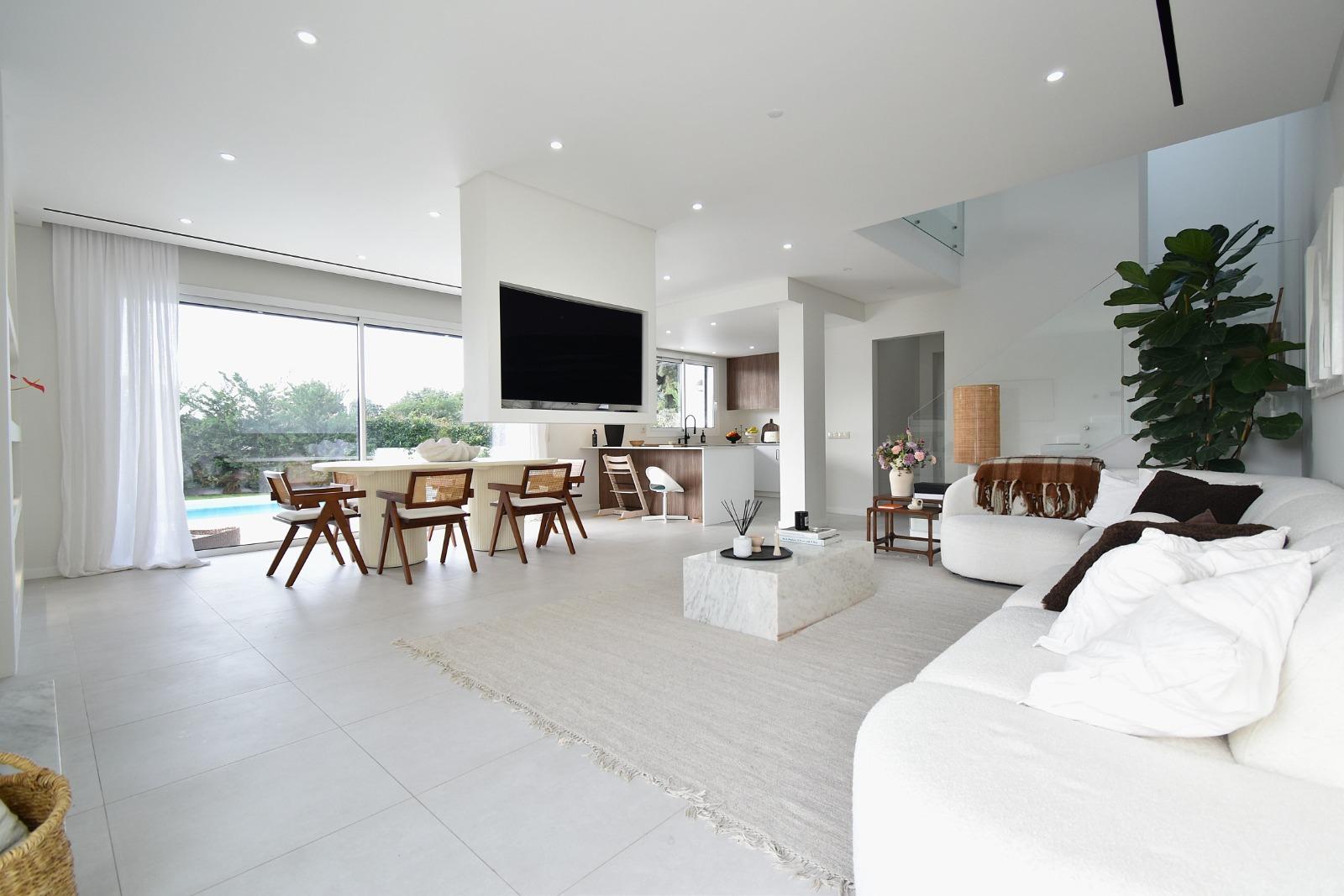 Moradia V4 com piscina e garagem perto Santa Barbara de Nexe