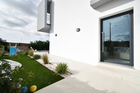 Moradia V4 com piscina e garagem perto Santa Barbara de Nexe