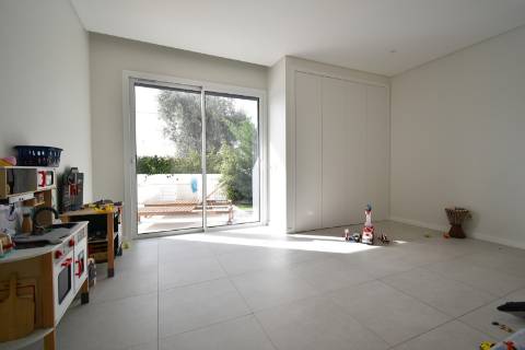 Moradia V4 com piscina e garagem perto Santa Barbara de Nexe