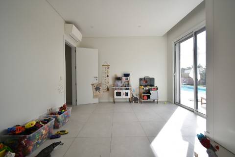 Moradia V4 com piscina e garagem perto Santa Barbara de Nexe