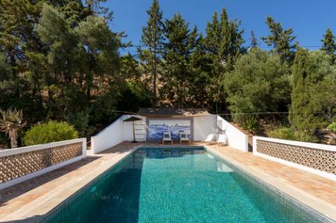 Linda moradia tipo Quinta renovada com 4 quartos e piscina