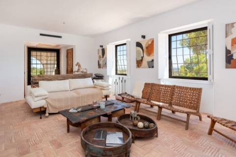 Linda moradia tipo Quinta renovada com 4 quartos e piscina