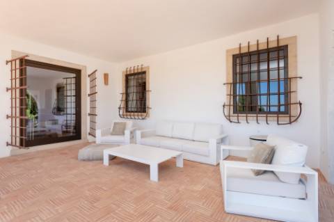 Linda moradia tipo Quinta renovada com 4 quartos e piscina