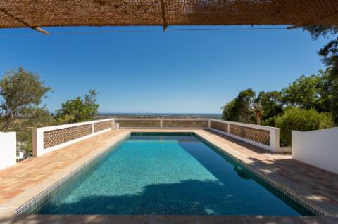 Linda moradia tipo Quinta renovada com 4 quartos e piscina