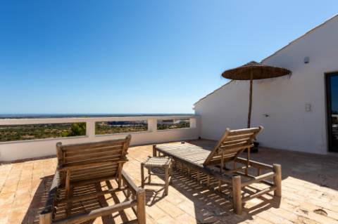 Linda moradia tipo Quinta renovada com 4 quartos e piscina