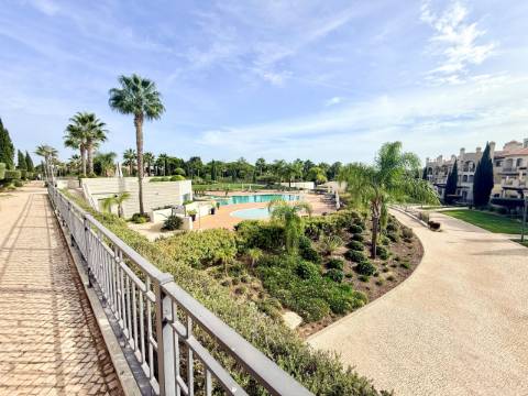 Luxuoso apartamento T2 virado para Sul em Pine Hills, Vilamoura