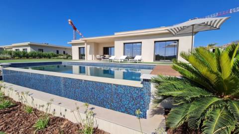 EXCLUSIVIDADE

Revenda de uma Moradia T4 no Montenegro, Faro no condominio Quinta Faro com a melhor vista mar!
