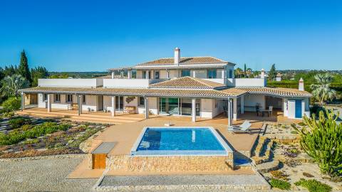Magnifica moradia com vistas, piscina e largo terreno