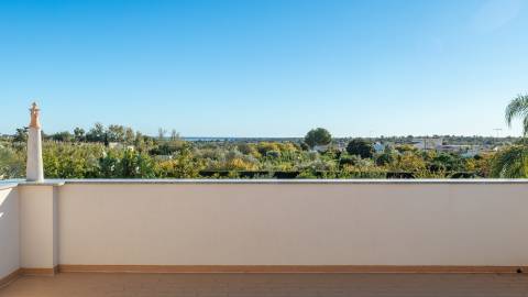 Magnifica moradia com vistas, piscina e largo terreno