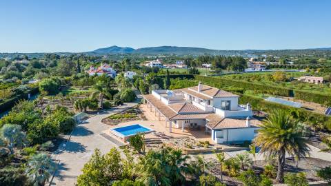Magnifica moradia com vistas, piscina e largo terreno