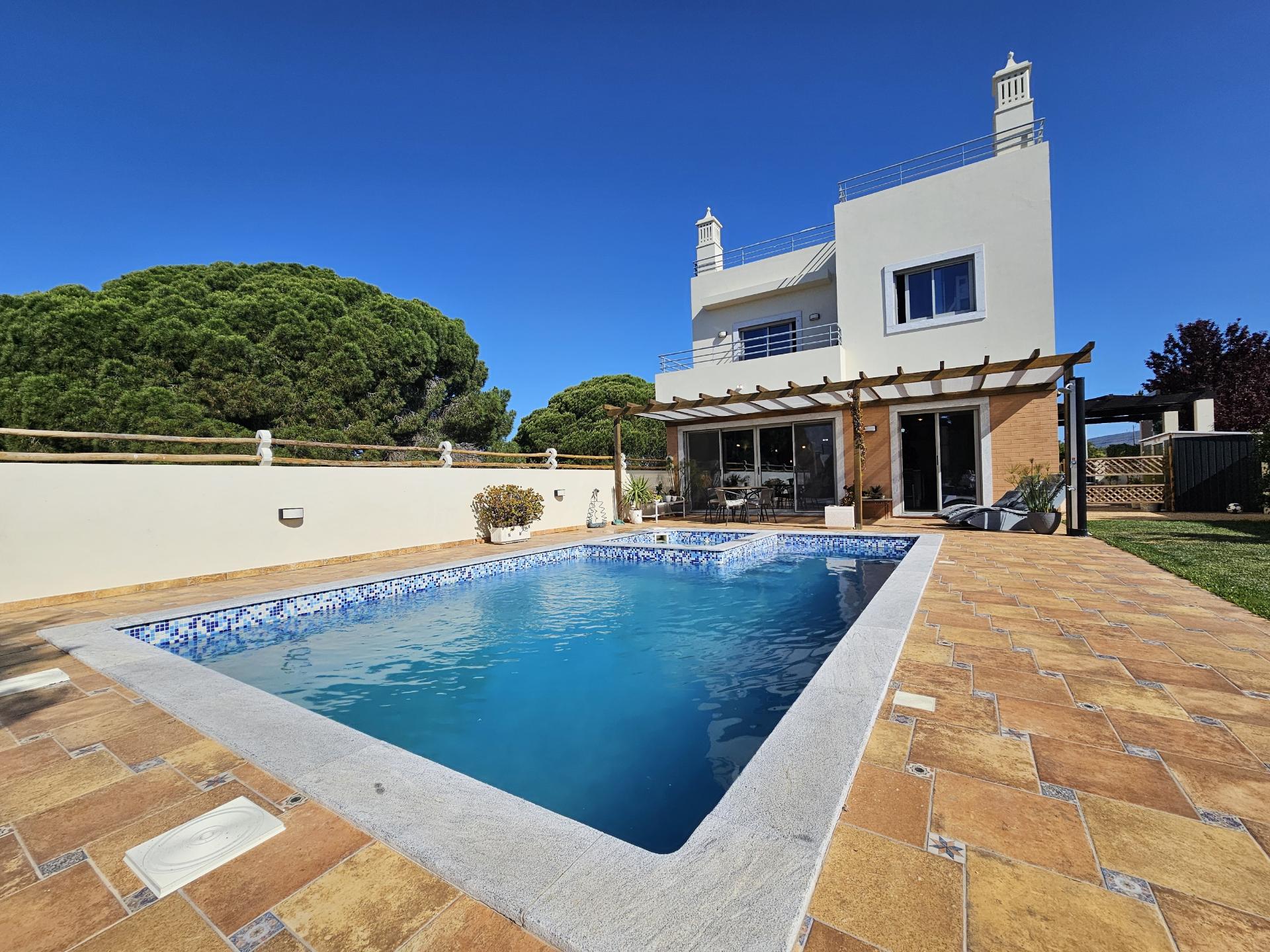 Moradia Moderna com Vista para a Ria Formosa e Rooftop Panorâmico
