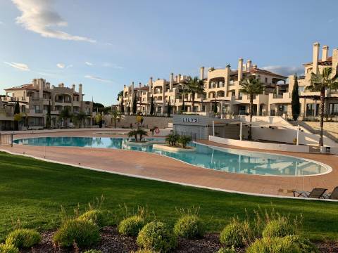 Apartamento de Luxo T2 com Terraço de 42m² no Pine Hills Resort, Vilamoura