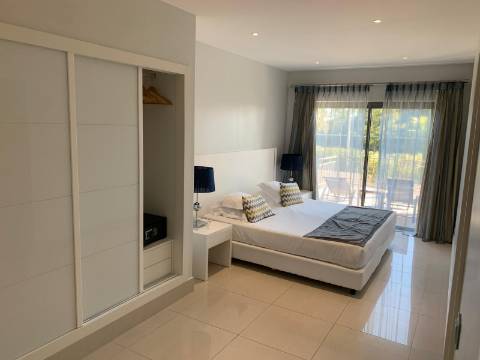 Apartamento de Luxo T2 com Terraço de 42m² no Pine Hills Resort, Vilamoura