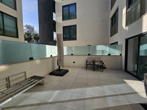 Apenas a 50 metros da praia - Fantástico Apartamento T2 com Terraço Privado em Quarteira