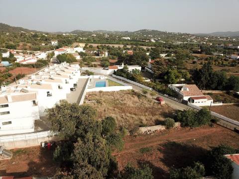 Lote com projecto aprovado para moradia de 3 quartos
