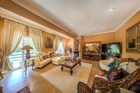 Villa de luxo com 4 quartos, casa de hóspedes e vistas deslumbrantes para o campo