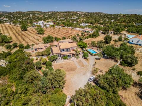 Villa de luxo com 4 quartos, casa de hóspedes e vistas deslumbrantes para o campo