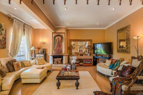 Villa de luxo com 4 quartos, casa de hóspedes e vistas deslumbrantes para o campo