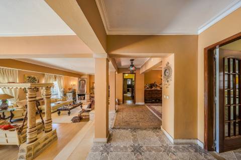 Villa de luxo com 4 quartos, casa de hóspedes e vistas deslumbrantes para o campo