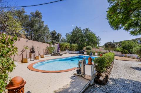 Villa de luxo com 4 quartos, casa de hóspedes e vistas deslumbrantes para o campo