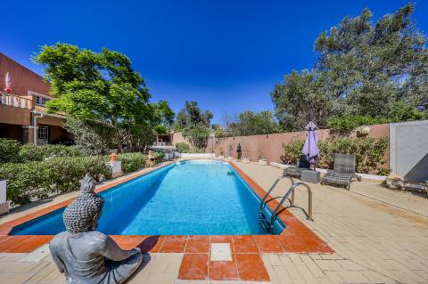 Villa de luxo com 4 quartos, casa de hóspedes e vistas deslumbrantes para o campo