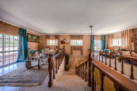 Villa de luxo com 4 quartos, casa de hóspedes e vistas deslumbrantes para o campo