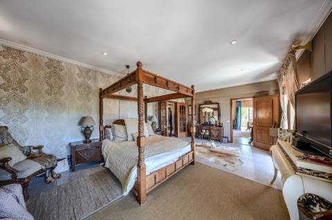 Villa de luxo com 4 quartos, casa de hóspedes e vistas deslumbrantes para o campo
