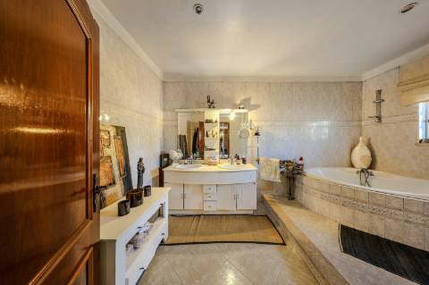Villa de luxo com 4 quartos, casa de hóspedes e vistas deslumbrantes para o campo