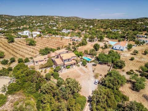 Villa de luxo com 4 quartos, casa de hóspedes e vistas deslumbrantes para o campo