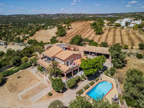 Villa de luxo com 4 quartos, casa de hóspedes e vistas deslumbrantes para o campo