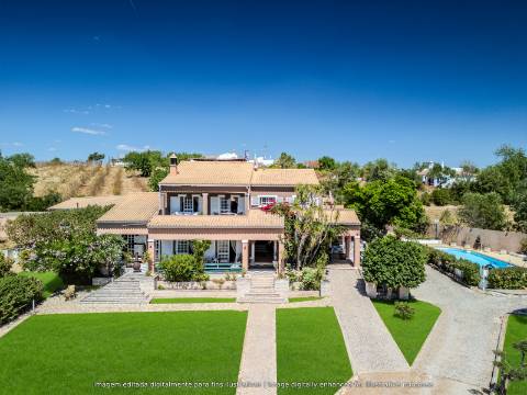 Villa de luxo com 4 quartos, casa de hóspedes e vistas deslumbrantes para o campo