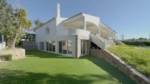 VISTA MAR! Luxuosa moradia de 6 quartos renovado com gosto.